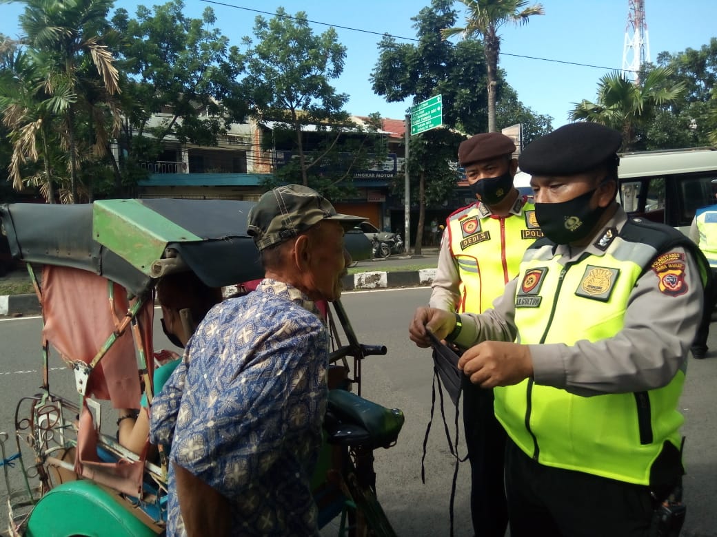 Pelaksanaan Operasi Yustisi Gakplin Polsek Bojobgloa Kidul Bagikan Masker 
