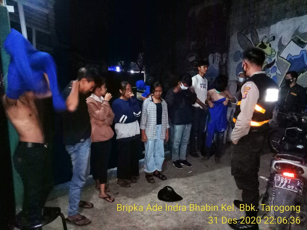 Polsek Bojongloa Kaler Bersama Linmas Kel.Babakan Tarogong Bubarkan Kerumunan