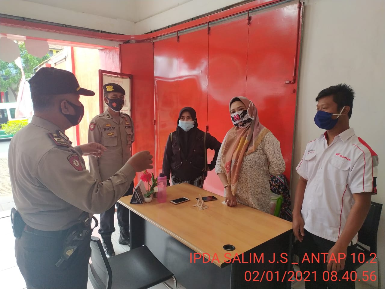 Rutinitas Personil Polsek Dalam Mengingatkan Prokes Kepada Masyarakat
