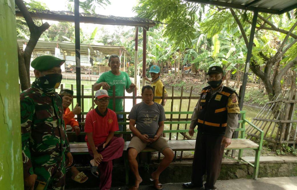 Bentuk Sinergitas TNI-Polri, Bhabin Bersama Babinsa Ajak Warga Patuh Prokes