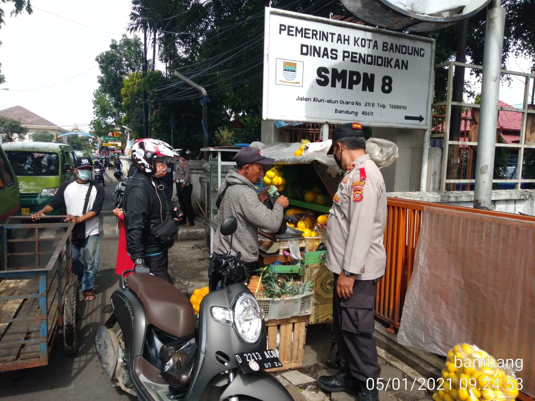 Kapolsek Ujungberung Ingatkan Kepada Pedagang Harus Selalu Pakai Masker