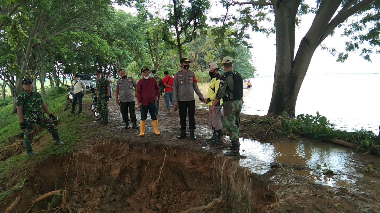 Kabid Humas Polda Jabar : Pengecekan Tanggul Rawa Bacin Di Wilkum Polres Indramayu