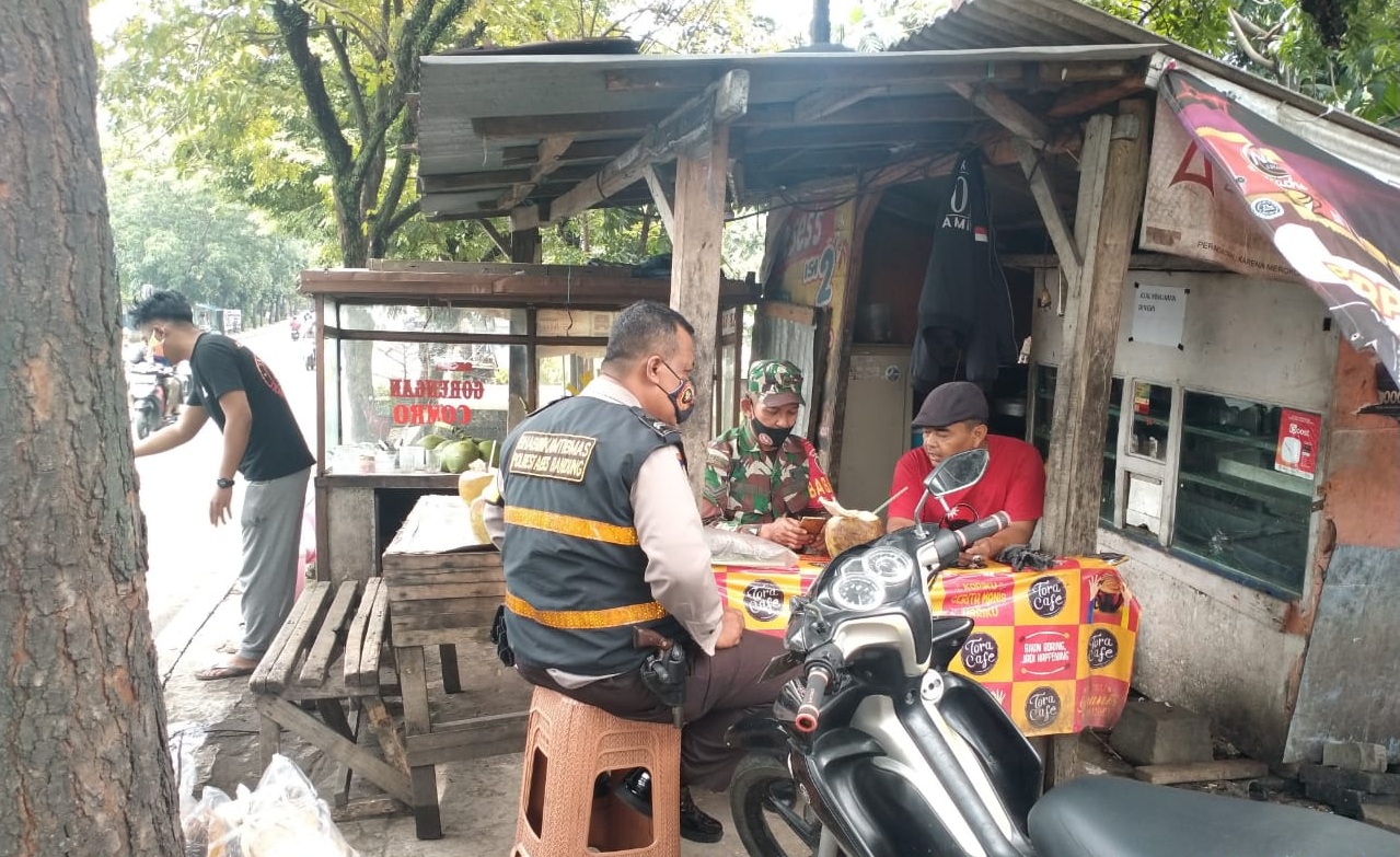 Bhabinkamtibmas Palasari Sambangi Warga Sampaikan Himbauan Prokes 