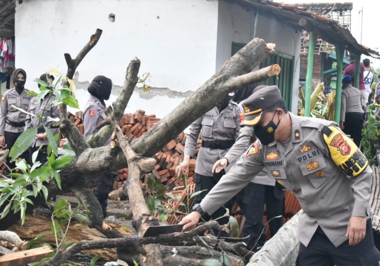 Sinergitas Polresta Cirebon Bersihkan Dampak Puting Beliung di Desa Slangit