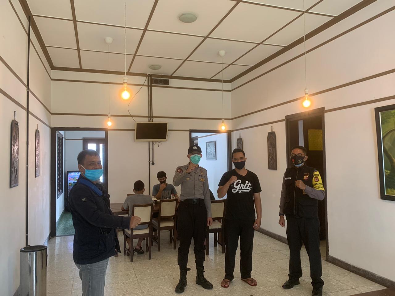 Awasi Prokes 3M 1T Polsek Bandung Wetan Sambang Cafe Dan Resto