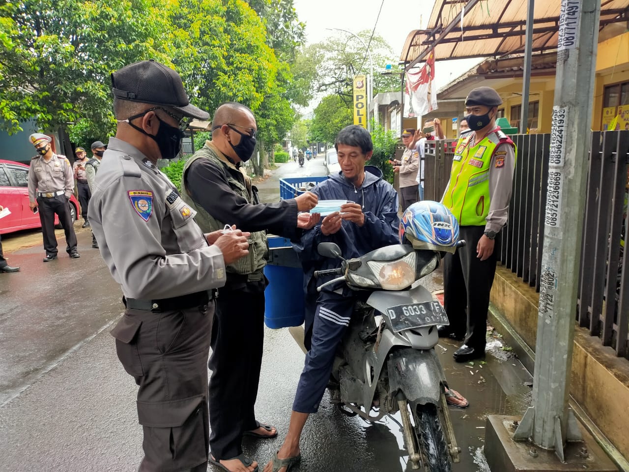 Operasi Yustisi Gakplin Polsek Bandung Kidul Bagikan Masker Gratis