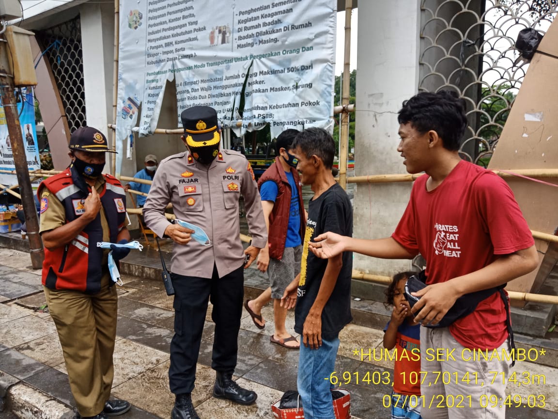 Jajaran Polsek Cinambo Laksanakan Baksos Bagi-bagi Masker