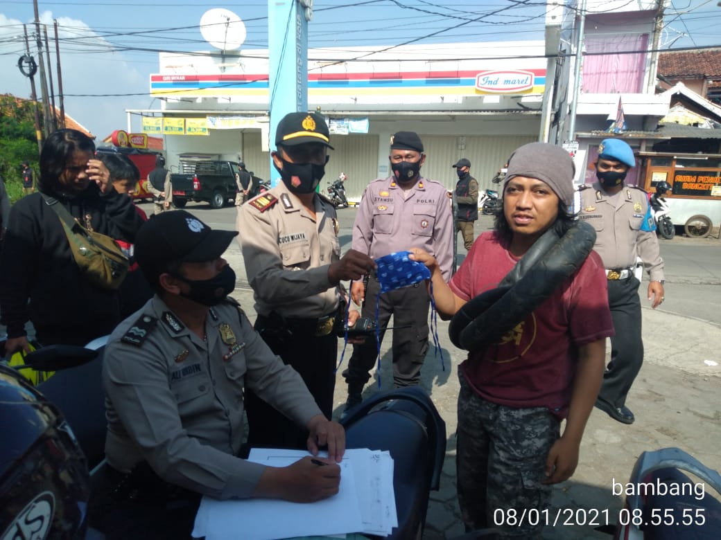 Operasi Yustisi Gakplin dan Bagikan  Masker Gratis di Polsek Ujungberung