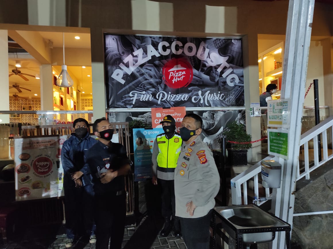 Polrestabes Bandung Pantau Pemberlakuan PPKM Jam Operasional Cafe dan Resto