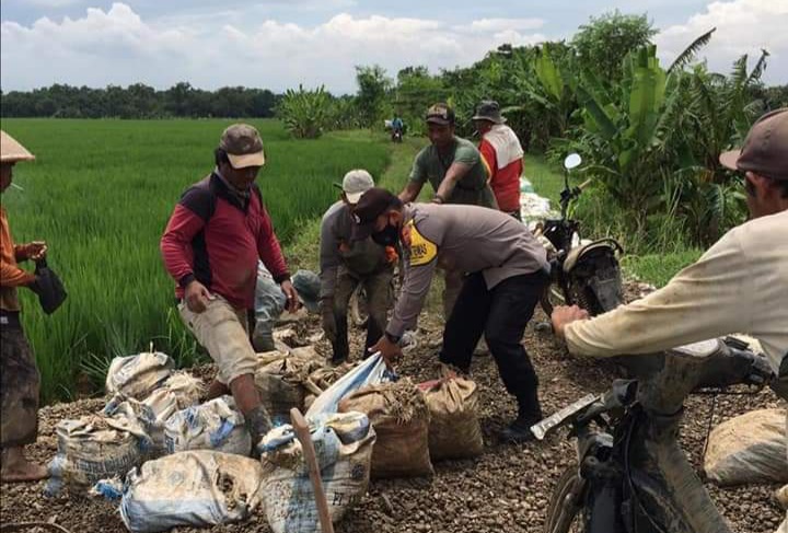 Antisipasi Bahaya Banjir, Polres Majalengka Gotong Royong Bangun Tanggul Kertajati