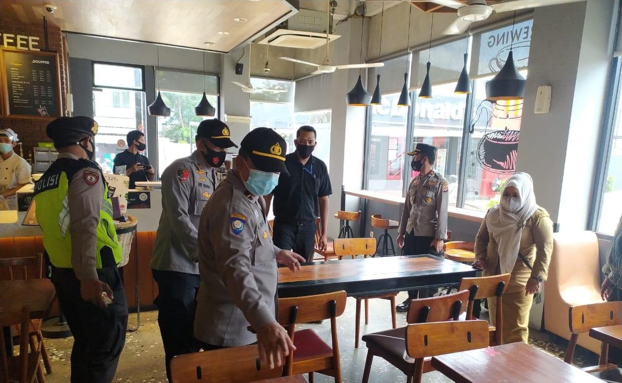 Polsek Lengkong Berikan Himbauan Prokes Pada Pemberlakuan Pembatasan Kegiatan Masyarakat 