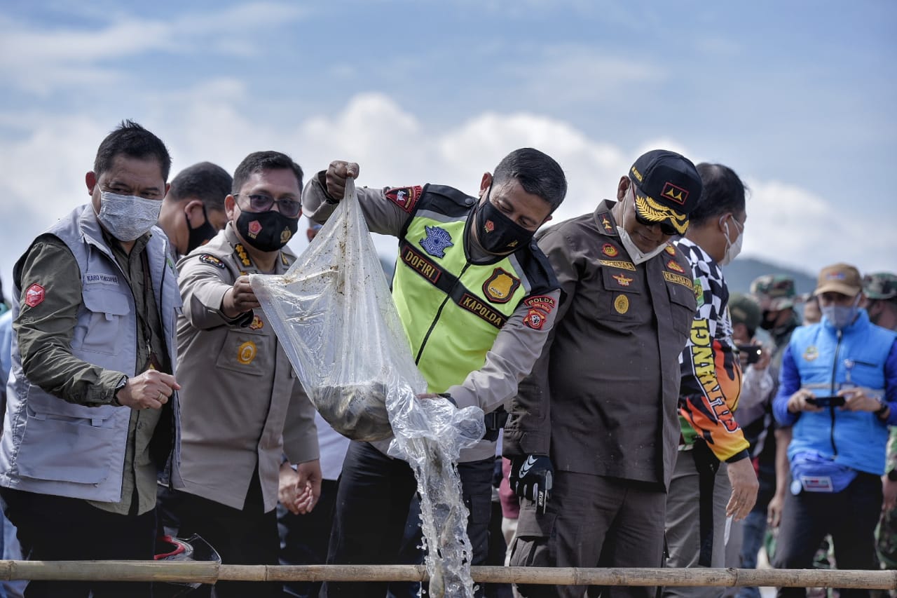 Kunjungan Kerja Forkopimda Jabar Ke Sektor 6 Satgas Citarum Harum, Tebar Benih Ikan 2,5 Ton