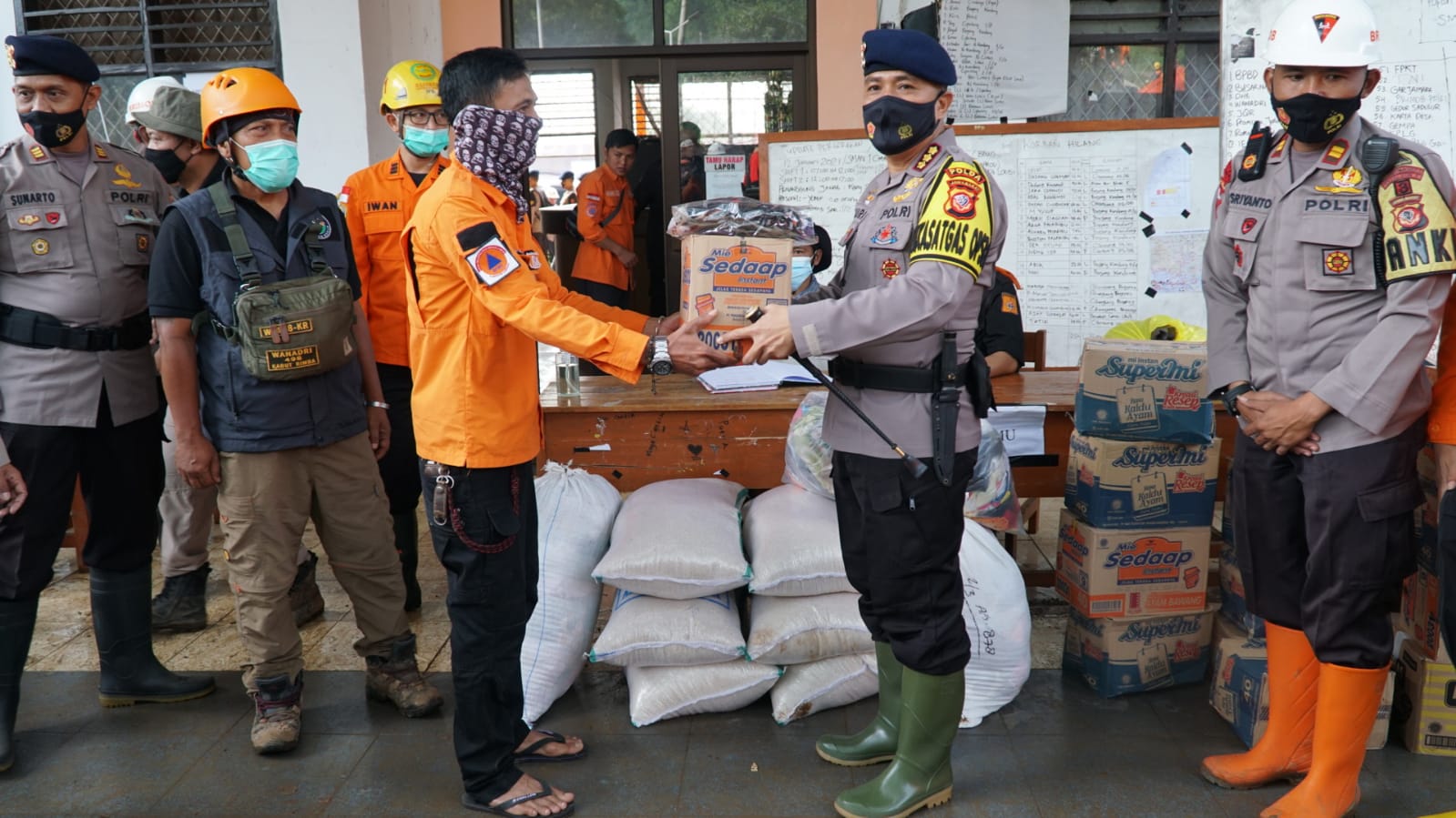 Dansat Brimob Polda Jabar Serahkan Bantuan Sembako Untuk Korban Tanah Longsor Di Cimanggung