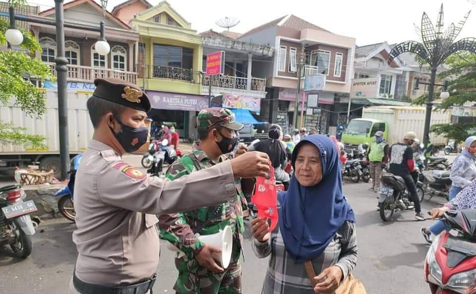 Polres Majalengka Bersama Muspika Gelar Ops Yustisi dan Sosialisasi PPKM Di Pasar Cikijing