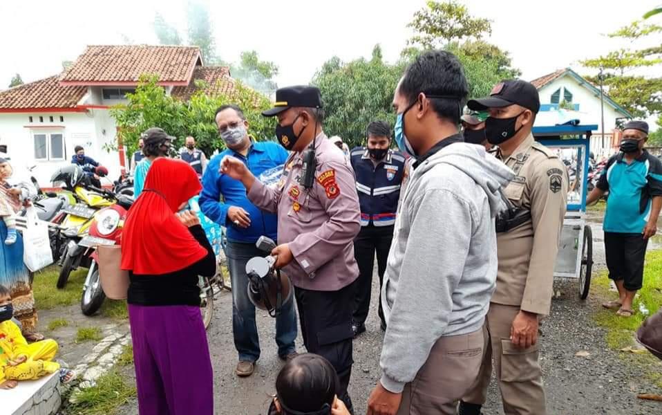 Polres Majalengka Gelar Ops Yustisi Himbau Pelaksanaan PPKM Dan Bagikan Masker 