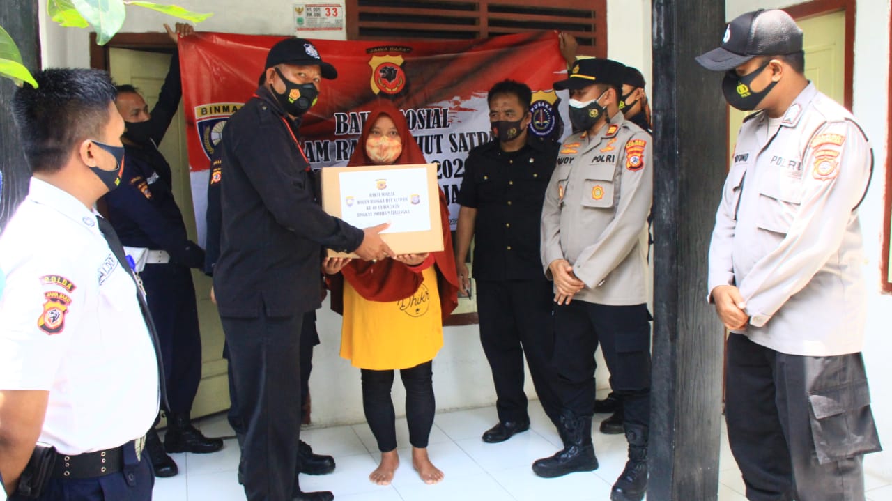 HUT Satpam Ke-40, Polres Majalengka Berikan Sembako Kepada Warga dan Yatim Piatu