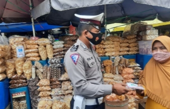 Dikmas Lantas Dan Bagi Masker Gratis Dilaksanakan Sat Lantas Polres Cimahi