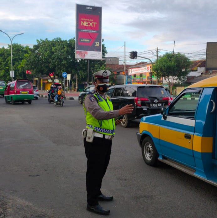 Anggota Polsek Kiaracondong Polrestabes Bandung Laksanakan Pengaturan Lalu Lintas