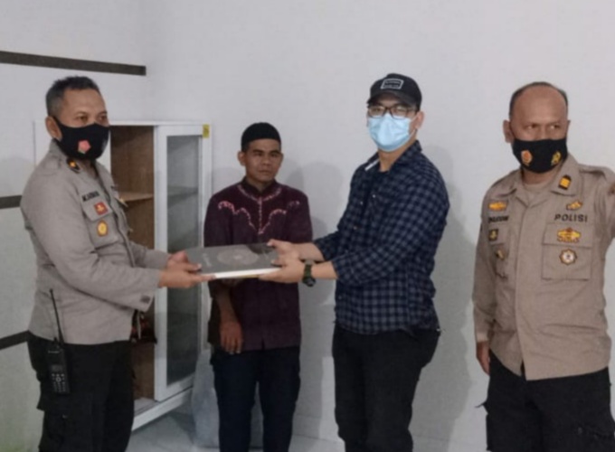 Kapolsek Sukasari Terima Bantuan Al Qur’an, Seperangkat Alat Sholat dan Lemari Dari Myoutfit
