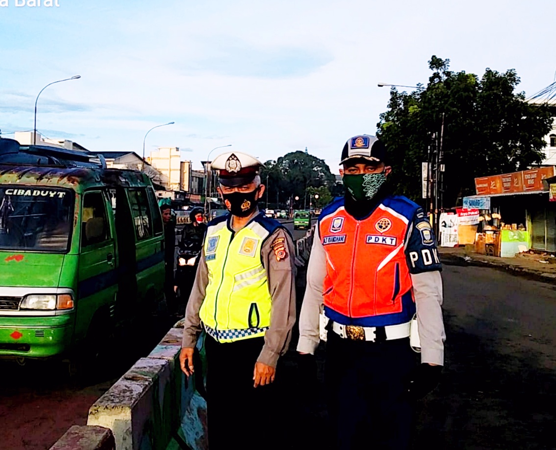 Anggota Lantas dan Unit Patroli Polsek Bojongloa Kidul Yanmas Gatur Pagi