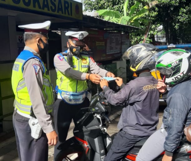 Cegah Corona Unit Lantas Polsek Sukasari Lakukan Sosialisasi 3M 1T dan Bagikan Masker