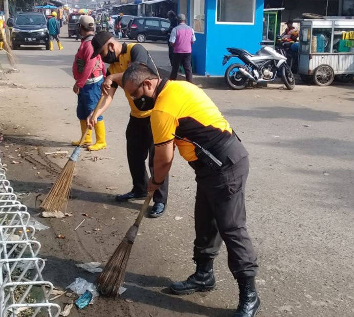 Peduli Lingkungan, Polsek Panyileukan Bersama Muspika Bersihkan Pasar Gedebage