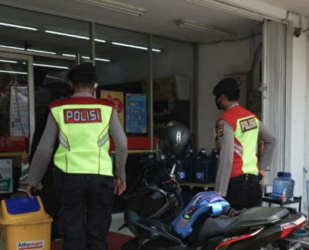 Sat Sabhara Polres Majalengka Sambangi Apotik Pantau Stok Masker dan Hand Sanitizer