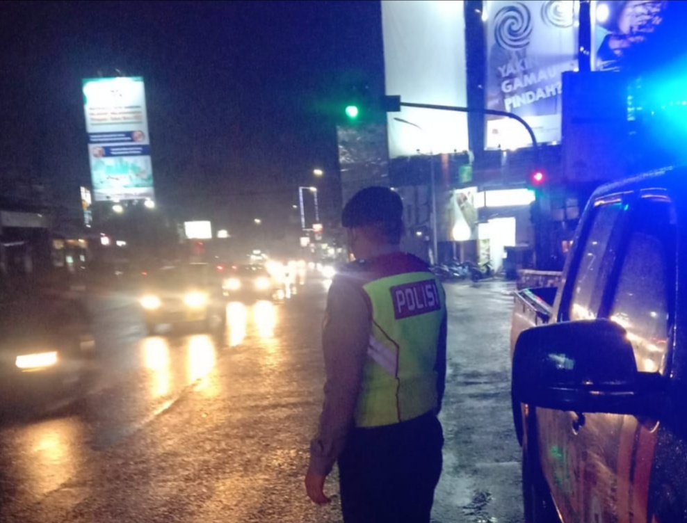 Tekan Angka Kriminalitas, QR Polsek Sukasari Rutin Yanmas Malam Bandung Lautan Biru