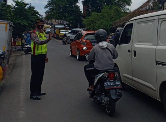 Polsek Ujungberung Tempatkan Personil di Beberapa Titik Rawan Kemacetan