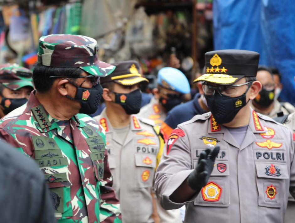 Pantau Prokes, Panglima TNI dan Kapolri Bagikan Masker di Pasar Tanah Abang