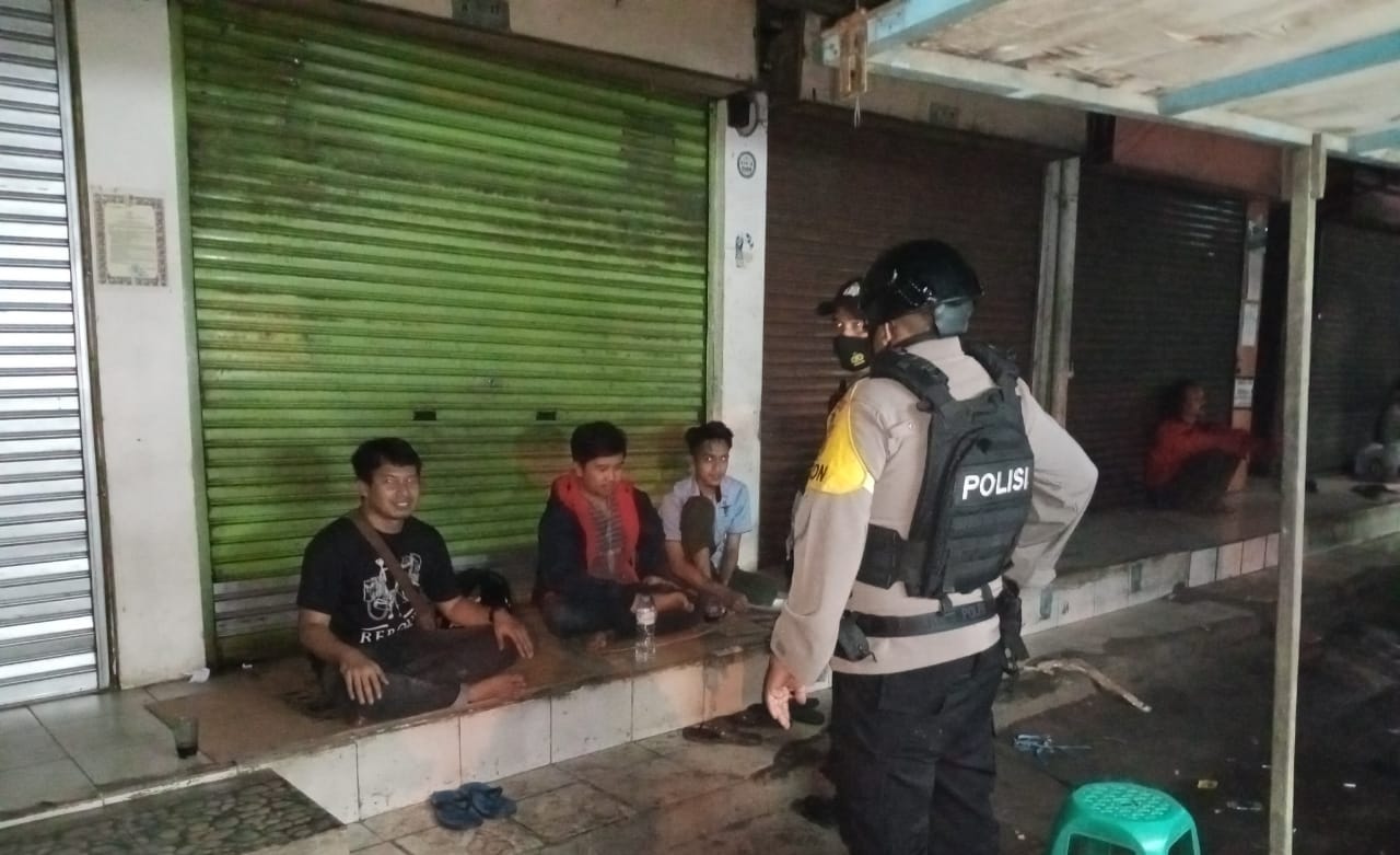 Brimob Jabar Mengajak Dan Menegur Masyarakat yang Tidak Mematuhi Protokol Kesehatan Di Wilayah Bogor