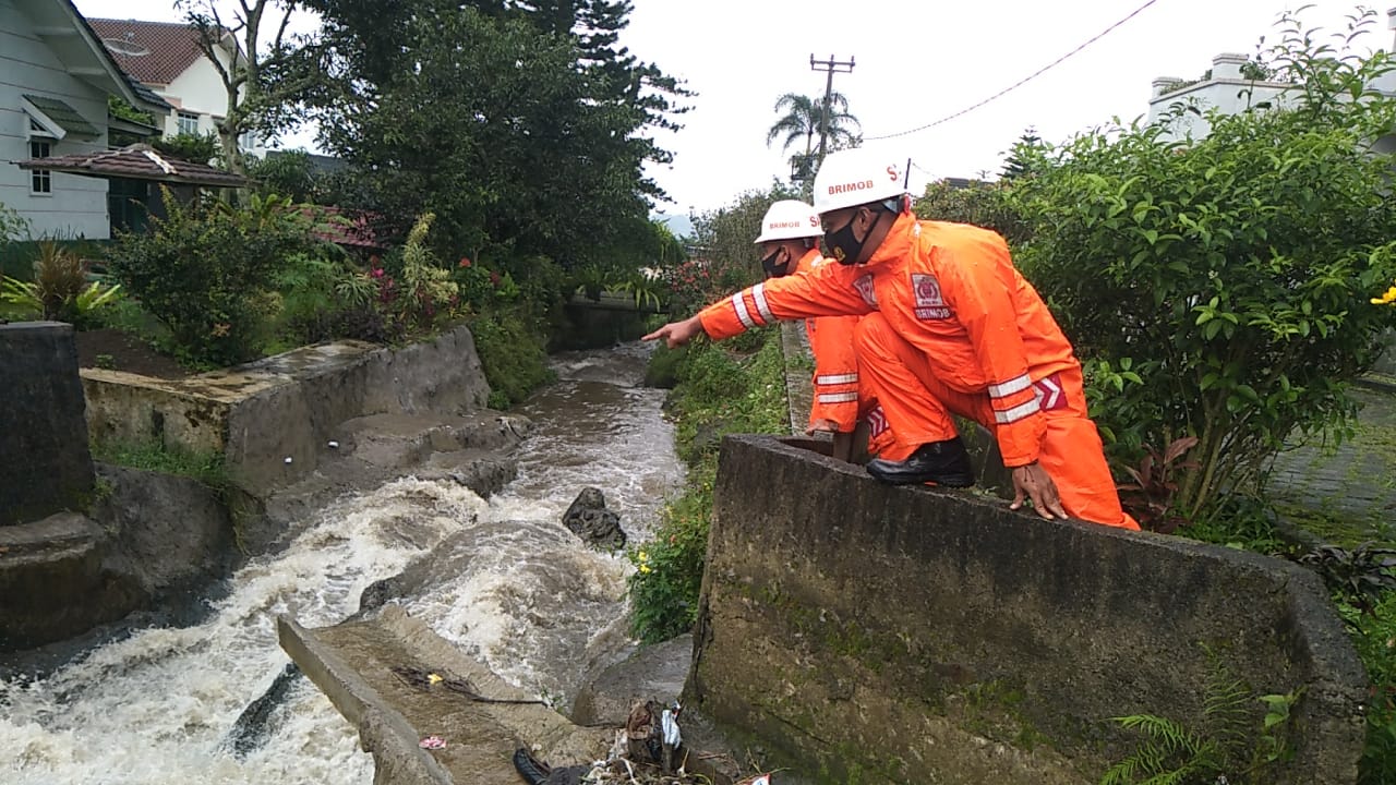 Pasca Hujan Deras, Tim SAR Brimob Jabar Kembali Cek Debit Air Sungai Wilayah Cipanas