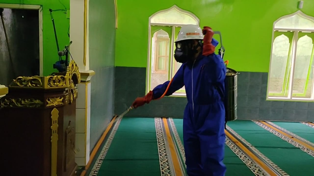 Brimob Jabar Semprotkan Disinfektan Ke Masjid Jami Al – Huda Guna Cegah Penyebaran Covid-19