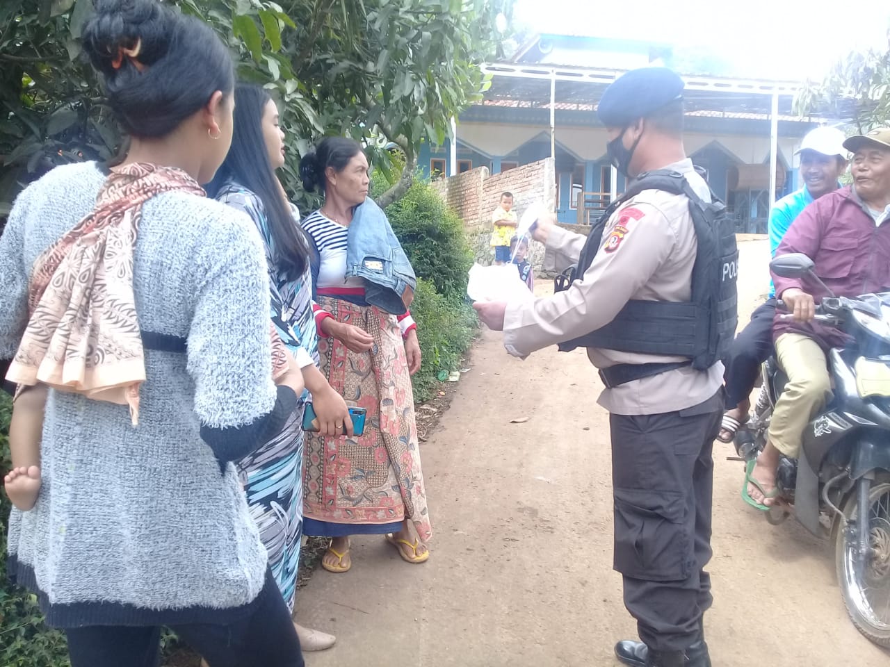 Sat Brimob Polda Jabar Himbau Masyarakat Agar Menerapkan Protokol Kesehatan 