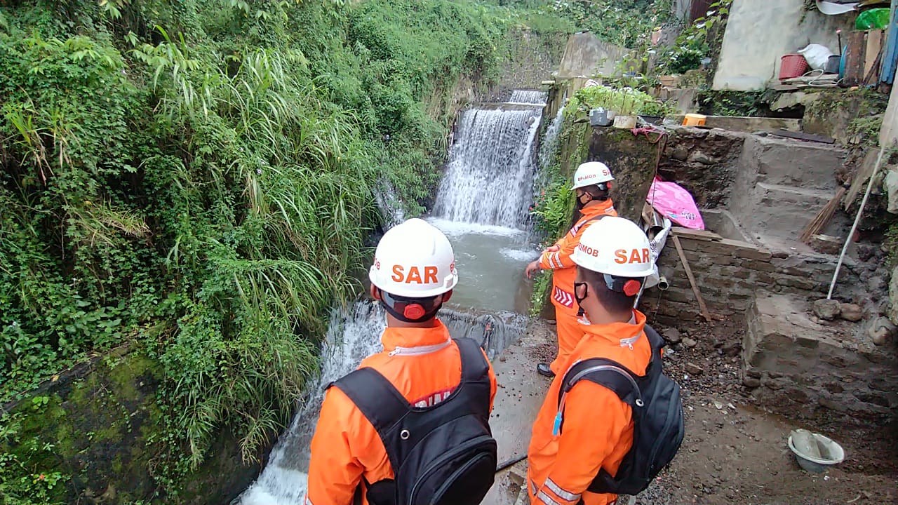 Antisipasi Banjir, Tim SAR Brimob Jabar Cek Beberapa Pintu Sungai Gadog Cianjur