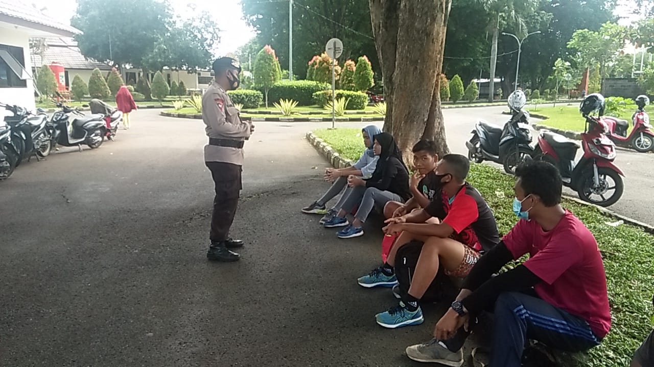 Brimob Jabar Sambangi Pemuda Pemudi di Sekitar Gor Bima Kota Cirebon