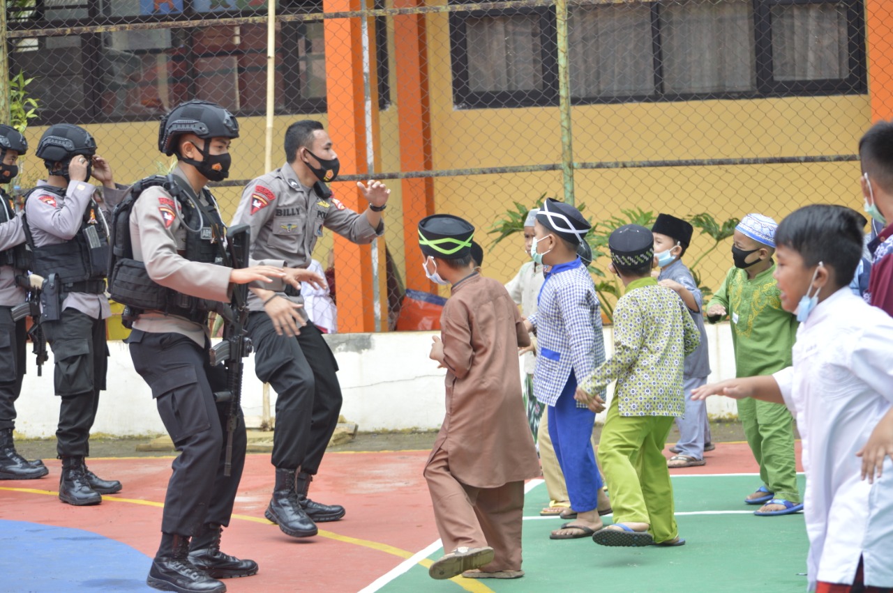 Brimob Polda Jabar Berikan Trauma Healing Kepada Anak-Anak Terdampak Longsor Cimanggung