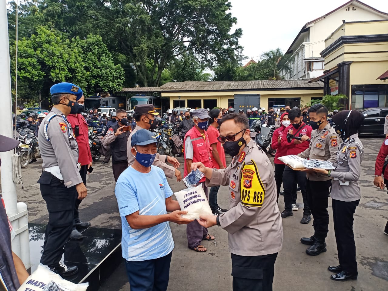 Lagi, Polrestabes Bandung Bagikan 1.500 Paket Beras dan 3.000 Masker Kepada Warga Terdampak Covid-19