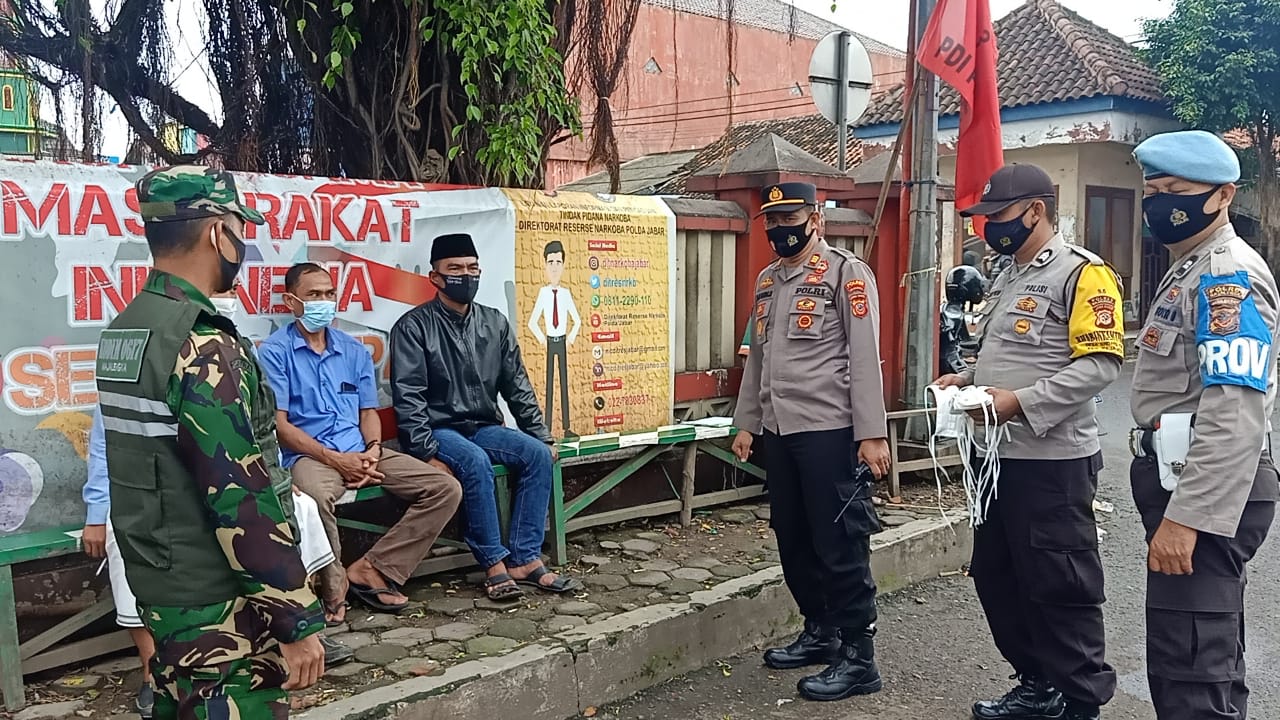 Tekan Angka Penyebaran Covid-19, Polres Majalengka Bagikan Masker Gratis