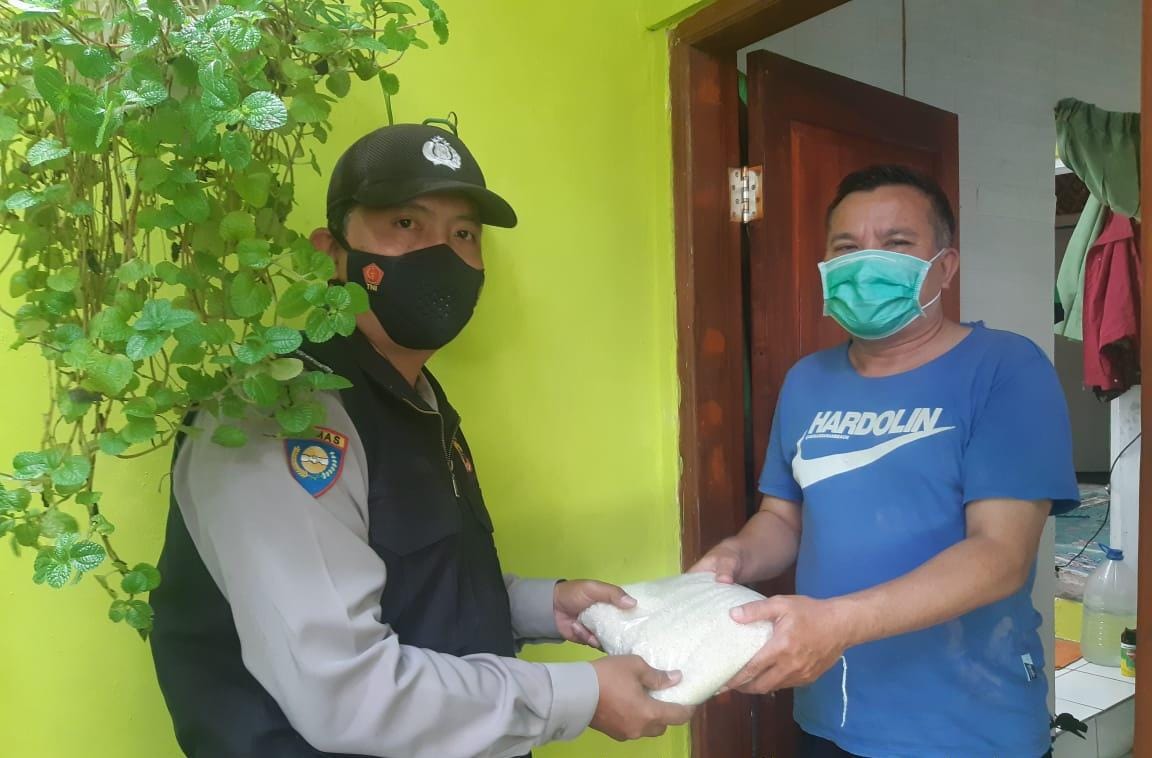 Penyaluran Bantuan Beras dari Kapolrestabes Bandung Untuk Warga  terdampak Covid-19