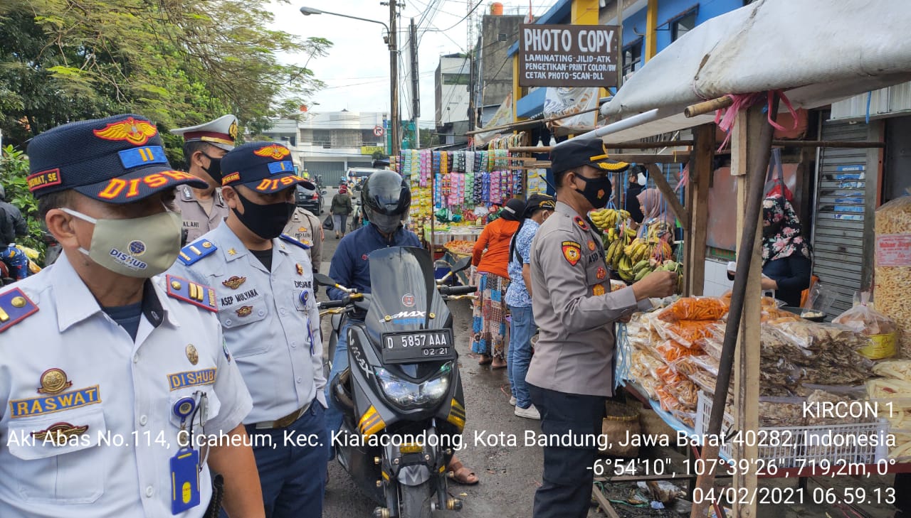 Kapolsek Kiaracondong Polrestabes Bandung Bagikan 100 Masker di Pasar Cicaheum