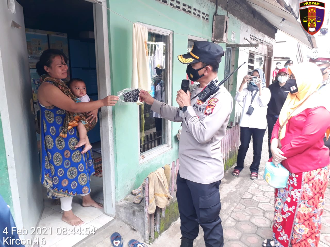 Polsek Kiaracondong Bagikan 1300 Pcs Masker di 3 Titik Wilayah Kiaracondong