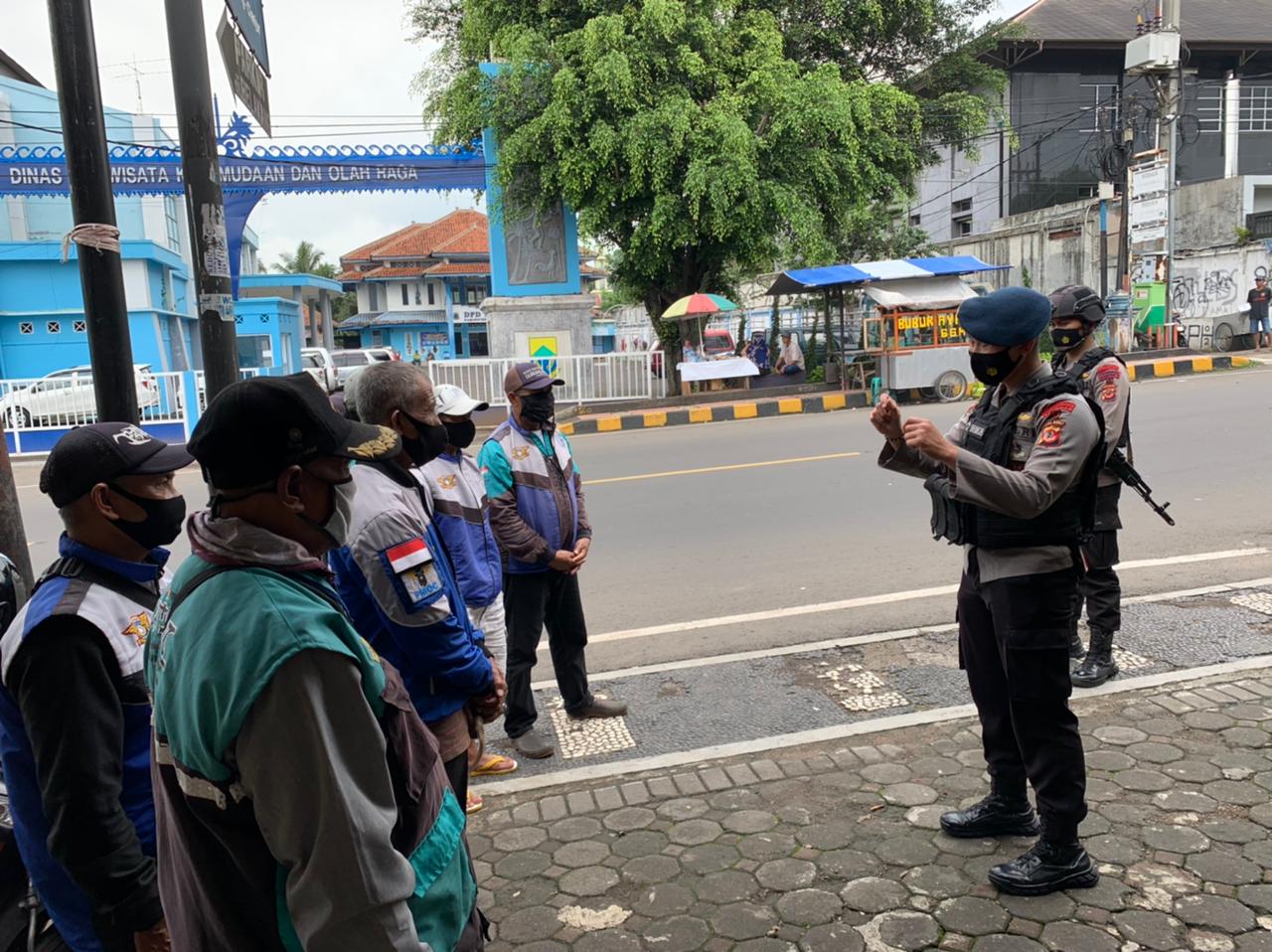 Patroli Penanganan Covid-19 Brimob Jabar Berikan Edukasi Masyarakat Panembong