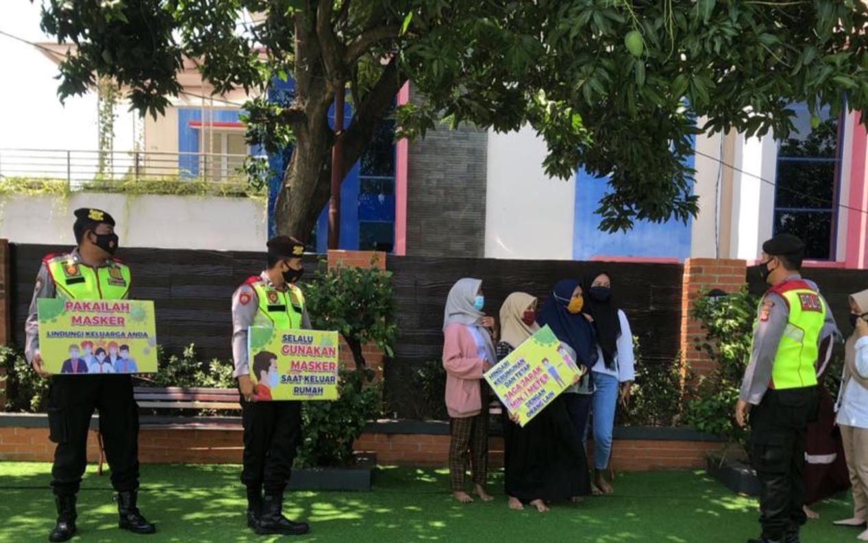 Sat Sabhara Polres Majalengka Patroli Siang Sampaikan Imbauan Cegah Penyebaran Covid-19
