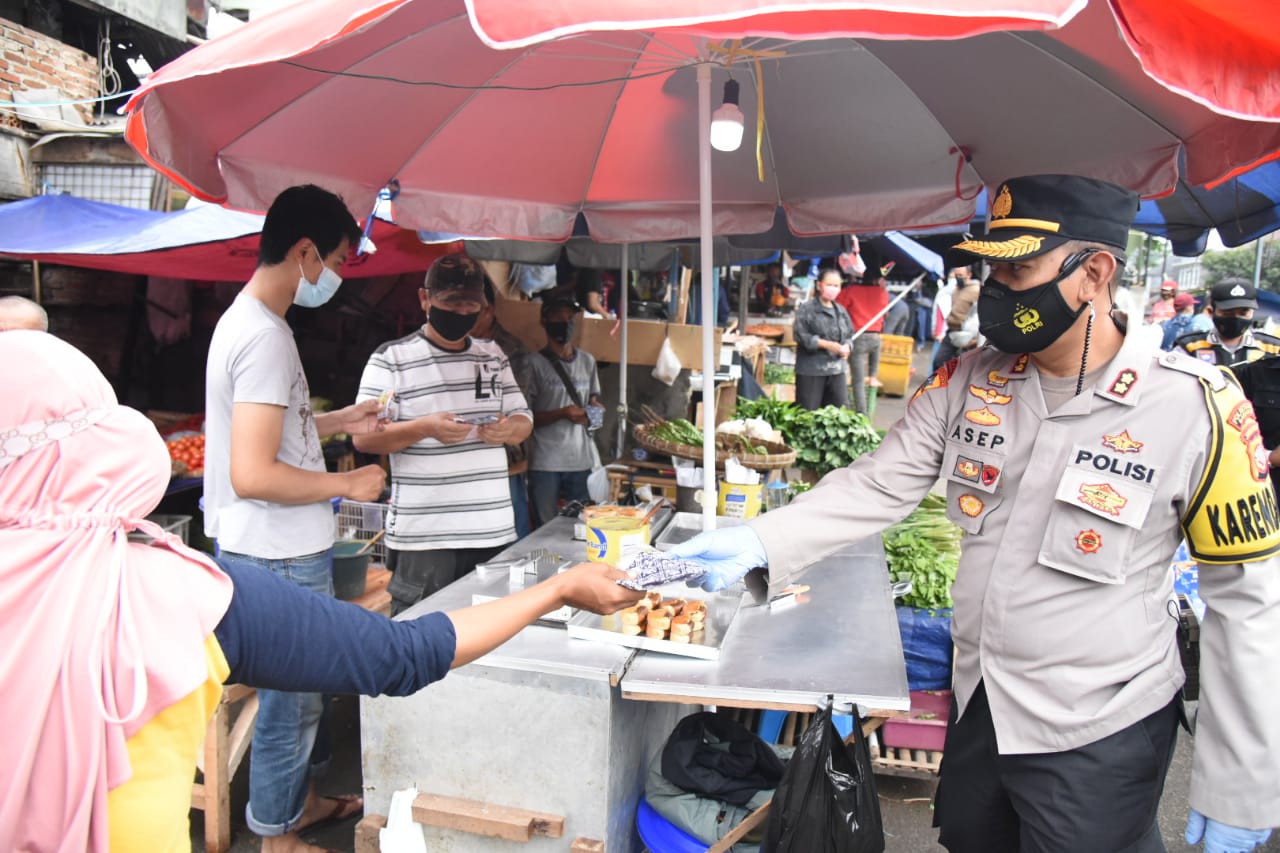 Terapkan Prokes, Kabag Ops Polrestabes Bandung Bersama Kapolsek Sukajadi  Bagikan Masker