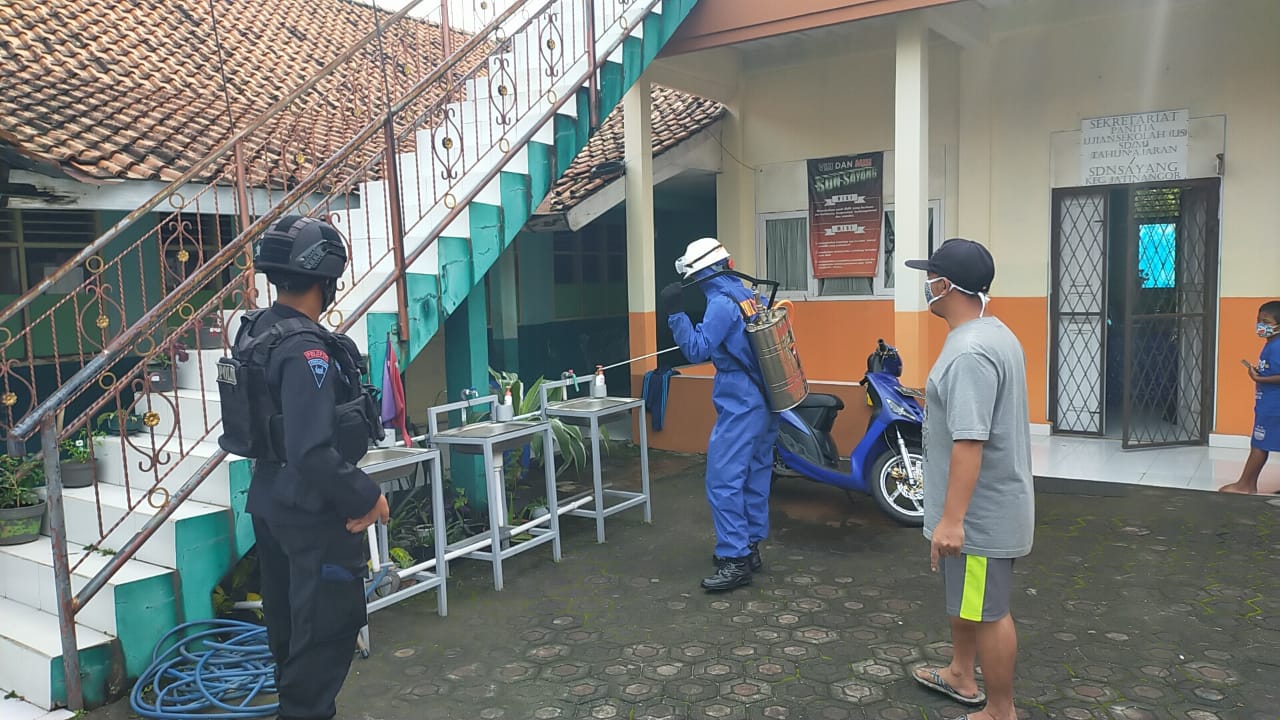 Upaya Cegah Covid-19, Brimob Jabar Rutin Lakukan Penyemprotan Disinfektan