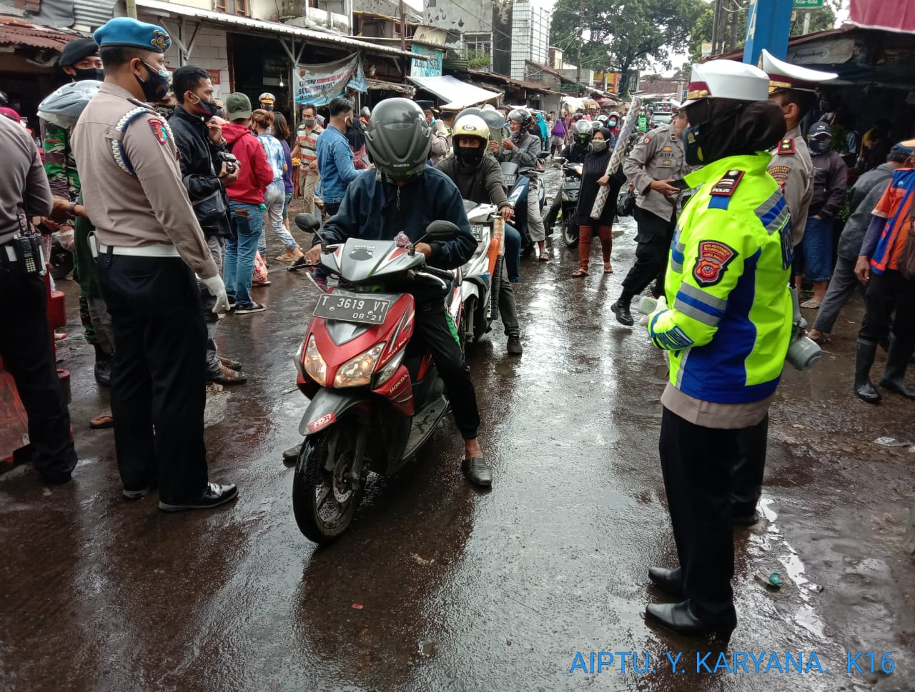 Sat Lantas Polrestabes Bandung Beserta Gugus Tugas Covid-19.Bandung Kidul Bagikan Masker 