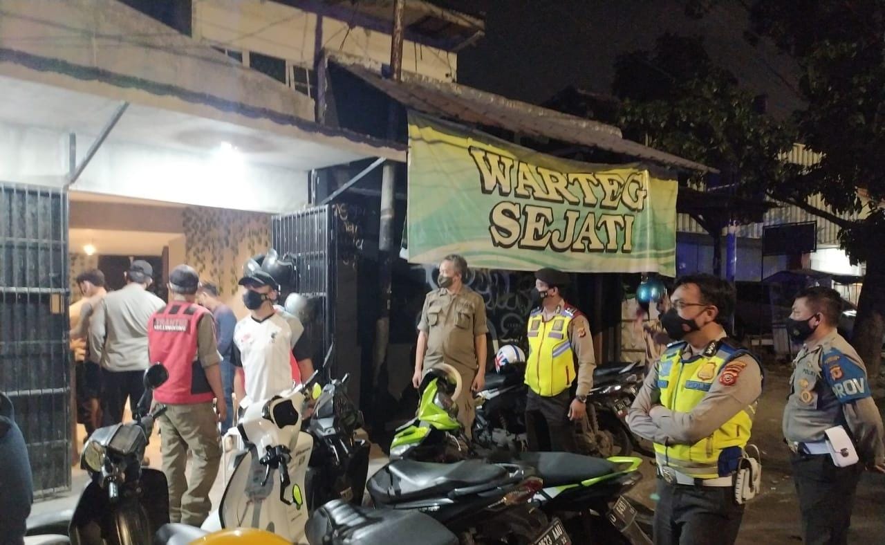 Polsek Lengkong Bubarkan Kerumunan Dalam Rangka PSBB Secara Proporsional