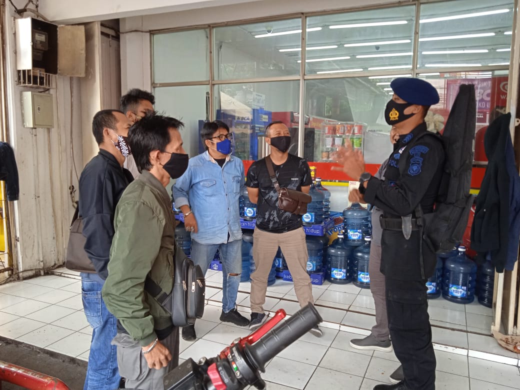 Brimob Polda Jabar Berikan Himbauan Prokes Kepada Warga Rancaekek