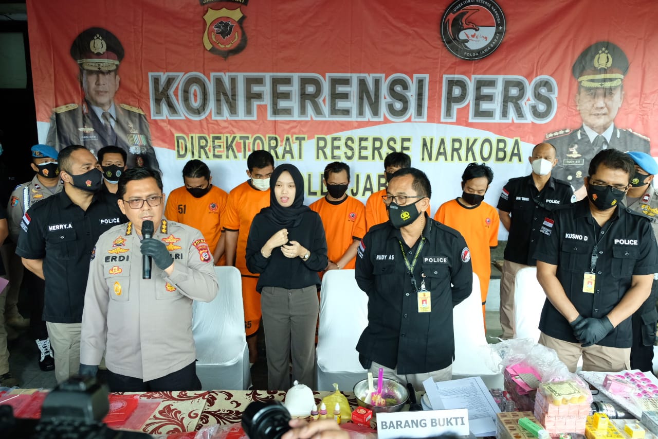 Polda Jabar Ringkus 7 Pelaku Pembuat Kosmetik Pemutih Ilegal